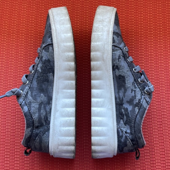 Roxy Surf sneakers. Gray Camo print Canvas/denim feel outside. Women’s size 6 - Picture 5 of 8